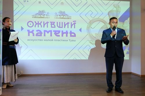 Жителей Кузбасса знакомят с тувинским резным камнем