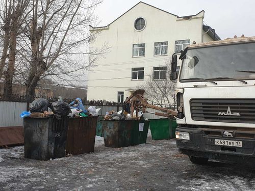 В Кызыле начали убирать скопившийся мусор