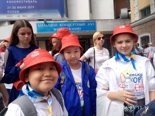 Юные хоровики из Тувы выступили на открытии Международных Ганзейских дней в Пскове 