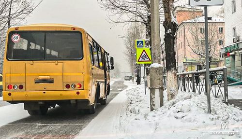Снежные завалы и нечищеные дороги