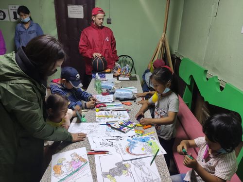 «Молодёжка ОНФ» в Кызыле проводит интерактивные игры для детей в пункте временного размещения