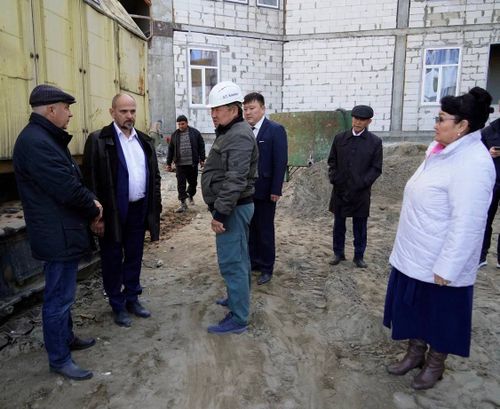 Глава Тувы проверил ход строительных работ в спортивно-культурном центре и новых школах Каа-Хема и района Спутник