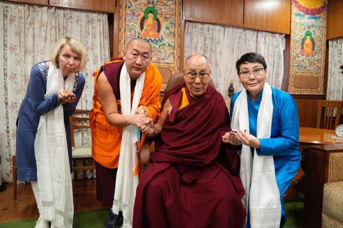 Далай-лама XIV подарил реликвию Будды и свои одежды монастырю в Туве