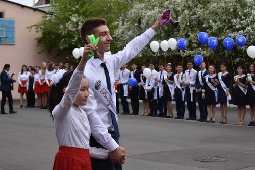 Во всех школах Тувы сегодня, 23 мая, прозвенели последние звонки 