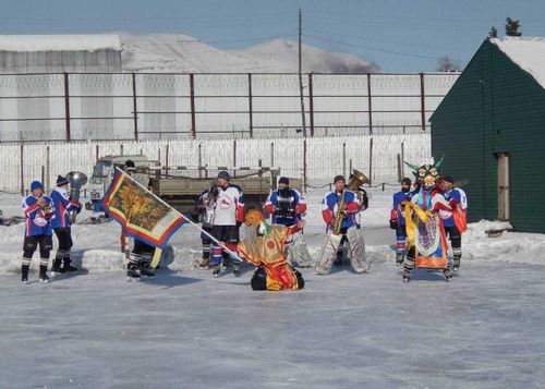 Кто кого? Музыканты Духового оркестра правительства Тувы сыграли с осужденными в хоккей