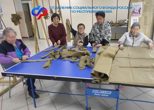 Активисты Центра общения старшего поколения в Дзун-Хемчикском районе отправили более ста маскировочных сетей для бойцов СВО