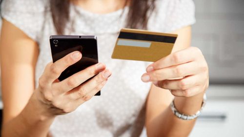 Лишилась 6,5 миллионов рублей