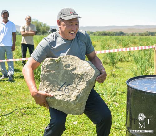 Сильнейшие из сильнейших: В селе Ээрбек прошел турнир по поднятию камня