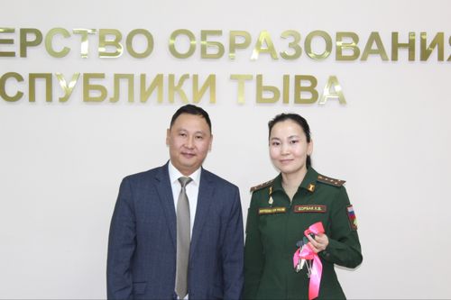 Капитан медицинской службы и участник СВО Херелмаа Борбак получила ключи от квартиры