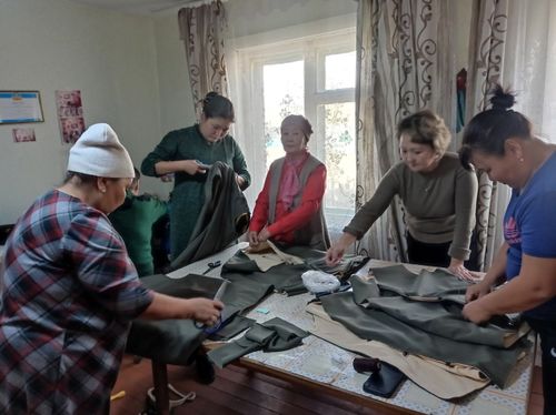 В Овюрском районе для мобилизованных шьют теплые безрукавки