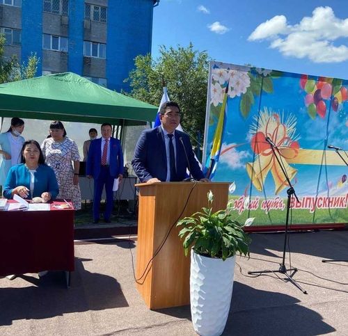 Айдын Сарыглар вручил дипломы новоиспеченным фельдшерам