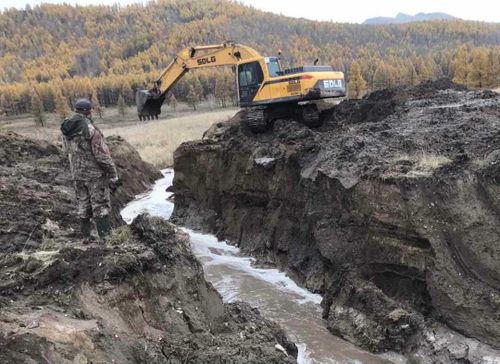 Власти Тувы устраняют коммунальную аварию в Хову-Аксы