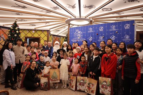 Представительство Тувы в Москве устроило новогодний праздник для детей из многодетных семей и семей участников СВО