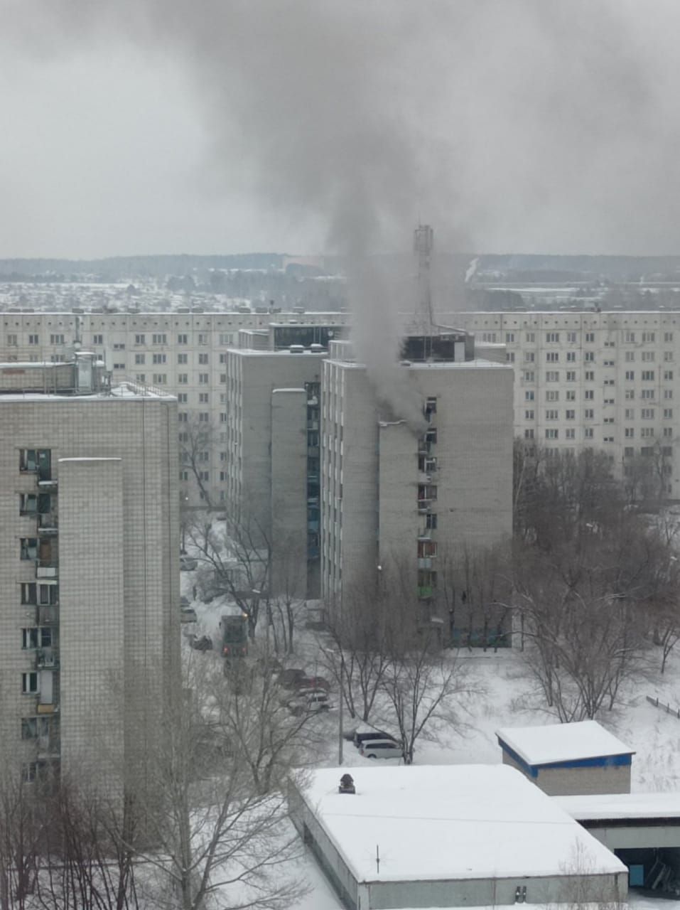 Сосноборские пожарные спасли людей из горящего общежития | 04.03.2021 |  Сосновоборск - БезФормата