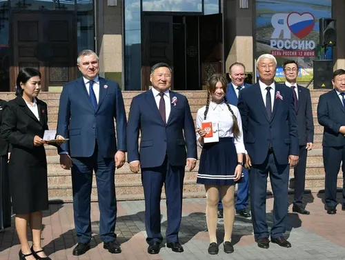 Сегодня — в День России — на площади Арата состоялось торжественное вручение паспортов ребятам, достигшим 14-летнего возраста