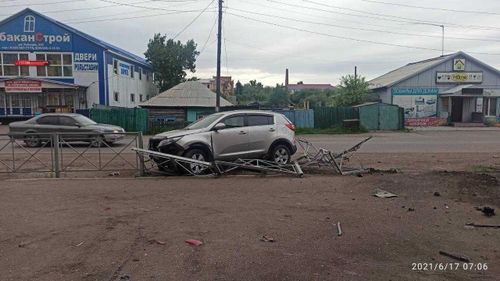 Водитель, повредивший пешеходное ограждение на Рабочей, привлечен к административке