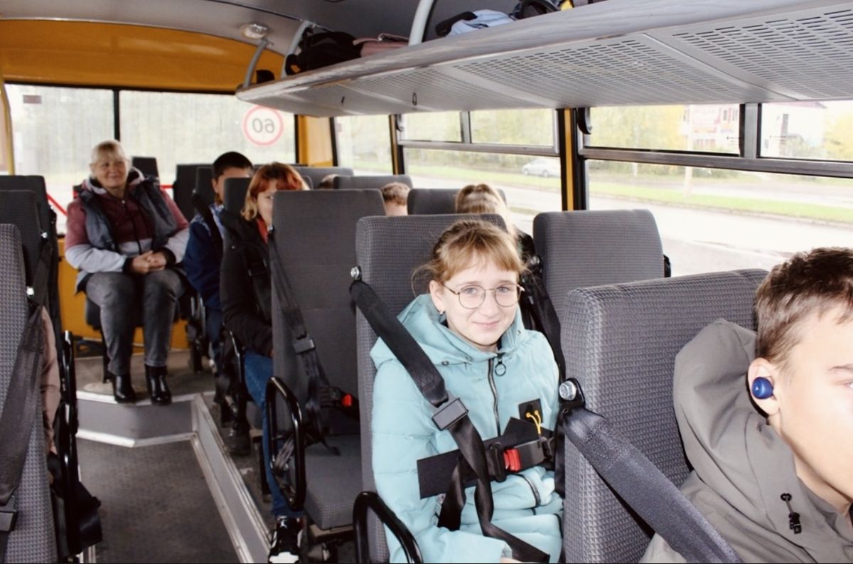 Пассажиры с детьми в автобусе. Пассажиры в автобусе. Автобус для детей. Пассажирские перевозки детей. Школьный автобус дети.