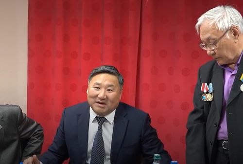 Владислав Ховалыг поздравил работников СМИ с 65-летним юбилеем Союза журналистов Тувы