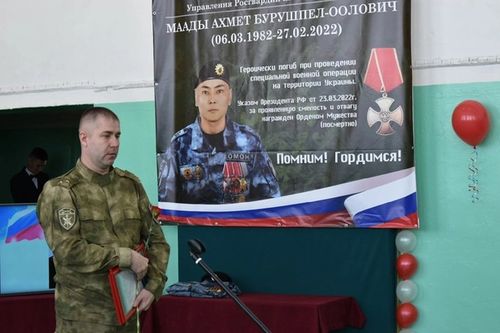 В средней школе села Аржаан Пий-Хемского района появилась своя «Парта героя»