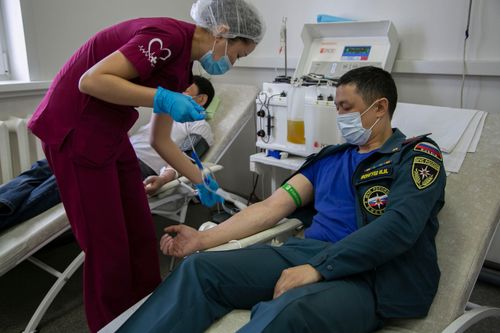 Сотрудники МЧС Тувы сдали более 40 литров крови в поддержку военнослужащих