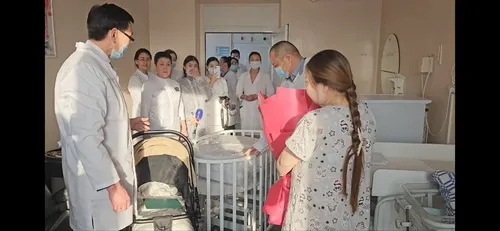 Мамочку и ее малыша поздравили члены Правительства Тувы