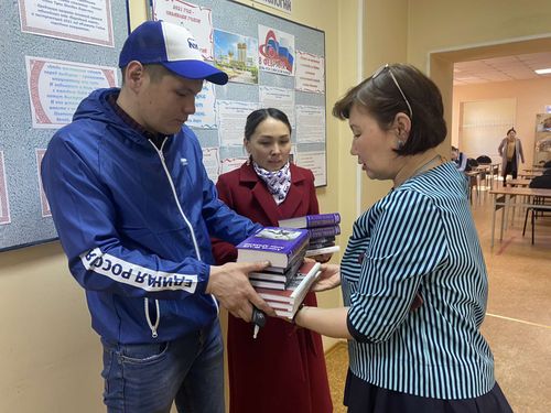 «Единая Россия» организовала благотворительную акцию в Международный день «Детской книги»