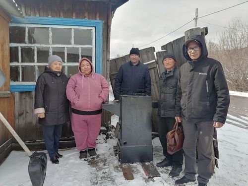 Сотрудник филиала фонда «Защитники Отечества» в Тандинском районе Саяна Дембирел в очередной раз навестила своих подопечных