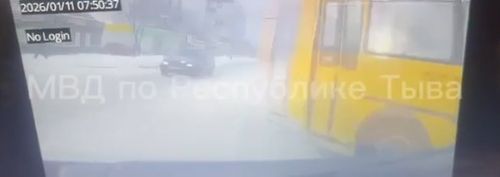 Водитель школьного автобуса в Кызыле нарушил правила и спровоцировал аварию с двумя автомобилями