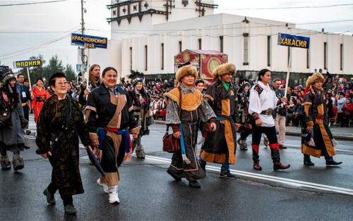 Третий Международный фестиваль «Хоомей в Центре Азии» открыли торжественным парадом