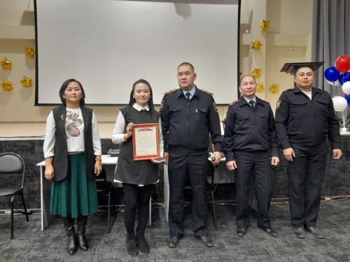 Школьницы из Тувы вернули найденный телефон владельцу, девочек поощрили в полиции