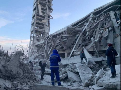 Второй пострадавший под завалами «Туваасбеста» откликается на голоса спасателей 