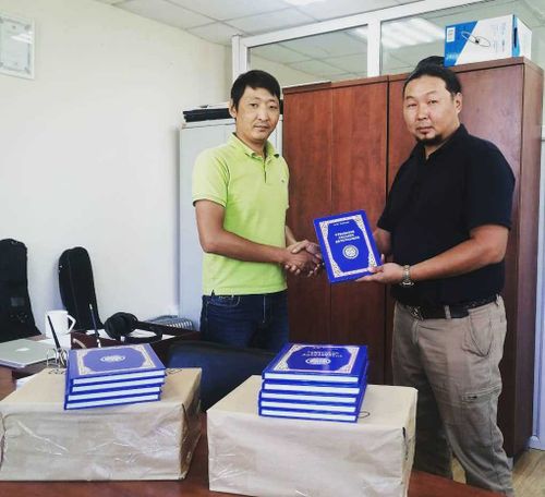 В Академию «Хоомей» поступили экземпляры книги «Тувинское сольное двухголосие»