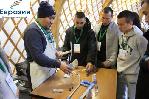 В ТувГУ прошел мастер-класс по агальматолиту в рамках проекта «Оживший камень»