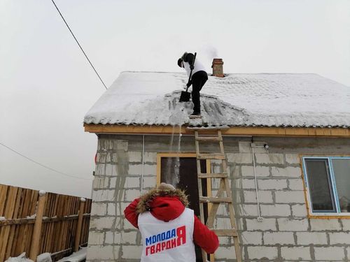 Молодогвардейцы помогают пожилым людям расчистить снежные завалы