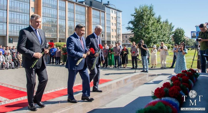 В Кызыле возложили цветы к памятнику Буяна-Бадыргы