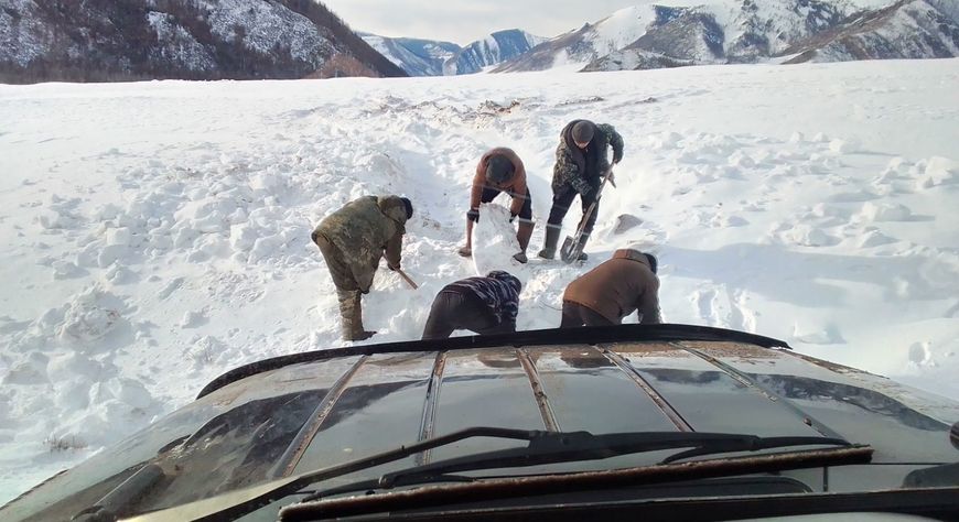 В Эрги-Барлыке расчищают дорогу к чабанским стоянкам после снегопада