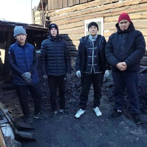 Активисты «Добрых Сердец Тувы» оказали помощь семье погибшего участника спецоперации в рамках акции #МыВместе по переносу угля в уголь