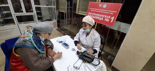 В День пожилых людей медики обследовали кызылчан старшего поколения