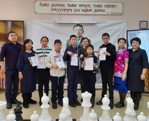 В школе №2 города Кызыла прошел турнир по быстрым шахматам среди учащихся средних школ столицы