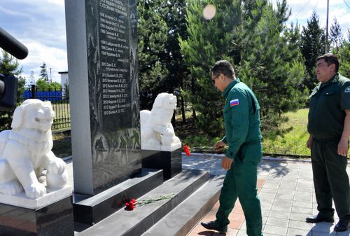 В Туве прошла церемония возложения цветов в честь памяти погибших во время пожаров