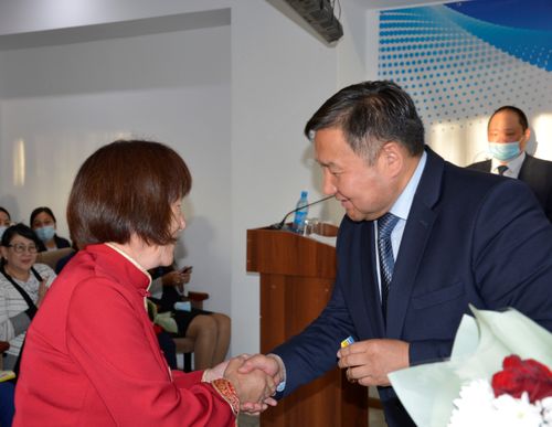 Врио Главы Тувы вручил госнаграды медицинским работникам республики