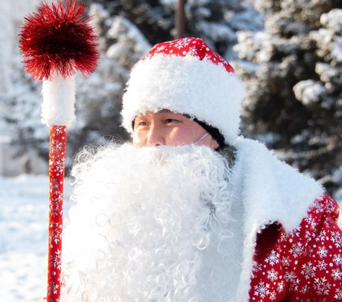 Дед Мороз из 55-ой мотострелковой бригады поздравил кызылских детишек с наступающим Новым годом