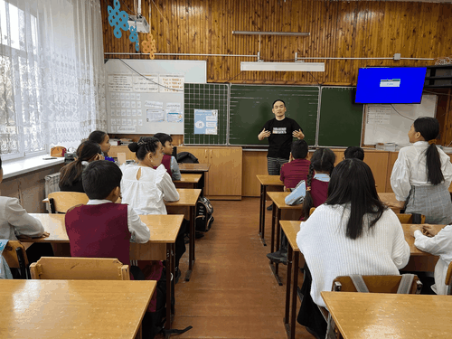 Волонтеры Тувы провели для школьников Кызыла очередной урок добра
