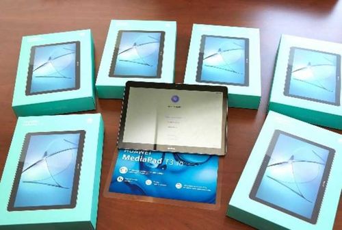 В Туве школьникам подарили планшеты