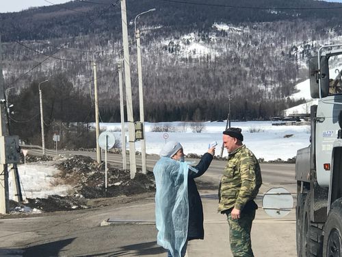 НА ВЪЕЗДАХ В ТУВУ ПРОВЕРЯЮТ НА ВИРУС