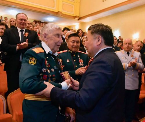 Глава Тувы поздравил с днём рождения Георгия Васильевича Абросимова