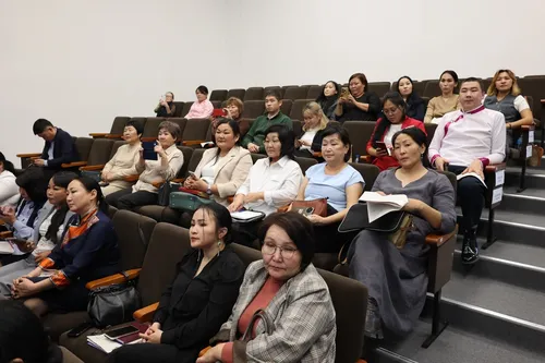 «Дети в семье». В Туве проходит семинар по профилактике социального сиротства