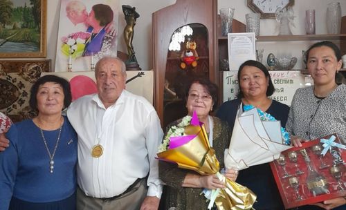 Свадьба шумит золотая…