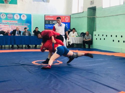 В Туве прошли соревнования среди студентов-самбистов