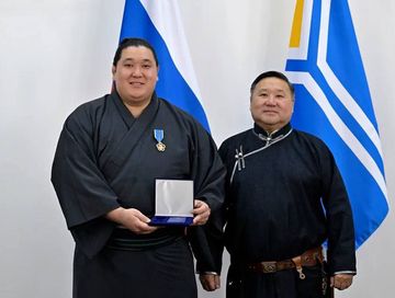 Владислав Ховалыг вручил Амыр-Санаа медаль «За заслуги перед Республикой Тыва»